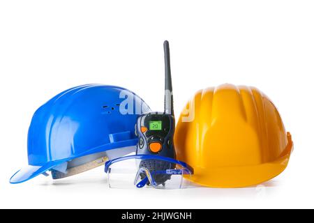 Sicherheitsausrüstung und Funksender auf weißem Hintergrund Stockfoto