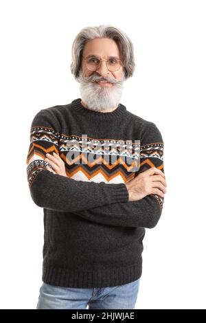 Schöner älterer Mann in Strickpullover auf weißem Hintergrund Stockfoto