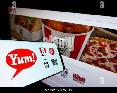 Smartphone mit Logo des amerikanischen Fast-Food-Unternehmens Yum! Brands Inc. Auf dem Bildschirm vor der Website. Konzentrieren Sie sich auf die Mitte rechts des Telefondisplays. Stockfoto