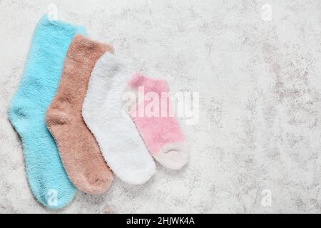 Verschiedene Socken auf hellem Hintergrund Stockfoto