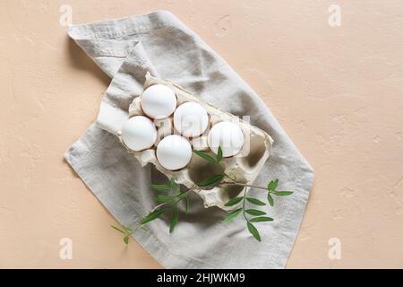 Schöne Ostereier, Äste und Serviette auf hellem Hintergrund Stockfoto