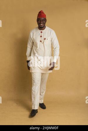 Yoruba Kulturell Gekleideter Business Man Walking Stockfoto