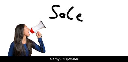 Eine junge Frau, die einen Verkauf ankündigt, während ein Megaphon schreit, während sie die Ankündigung auf Weiß mit Text in einem Panorama-Banner macht Stockfoto