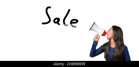 Eine junge Frau, die einen Verkauf ankündigt, während ein Megaphon schreit, während sie die Ankündigung auf Weiß mit Text in einem Panorama-Banner macht Stockfoto