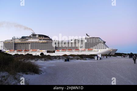 Port Canaveral, Usa. 30th Januar 2022. Die Menschen beobachten, wie das MSC Meraviglia-Schiff innerhalb weniger Minuten nach dem planmäßigen Start einer SpaceX Falcon 9-Rakete, die einen Radarüberwachungssatelliten für die italienische Weltraumbehörde trägt, von der nahe gelegenen Weltraumstation Cape Canaveral abfährt. Der Start wurde in letzter Minute geschrubbt, als ein unbenanntes Kreuzschiff den ausgewiesenen Gefahrenbereich für den Start betrat. Kredit: SOPA Images Limited/Alamy Live Nachrichten Stockfoto