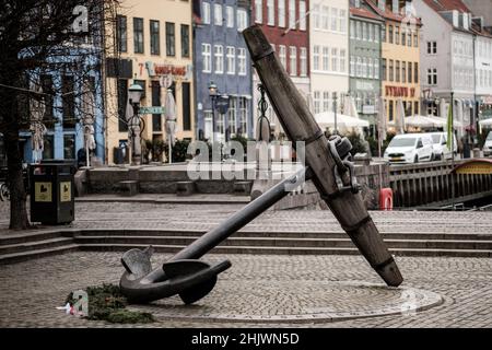 Kopenhagen, Dänemark - 31. Januar 2022. Der Memorial Anchor (Dänisch - Mindeankret) befindet sich genau am Eingang von Nyhavn in Kopenhagen. Stockfoto