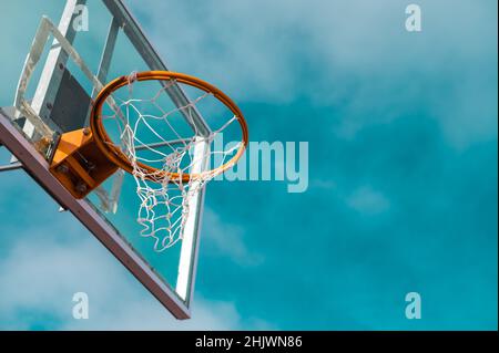 Basketball-Reifen und Backboard aus dem niedrigen Winkel geschossen Stockfoto