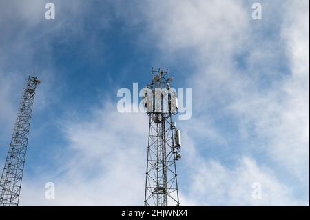 Telekommunikationsnetz aus dem niedrigen Winkel aufgenommen Stockfoto