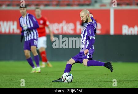 Halle, Deutschland. 05th Januar 2022. Fußball: Testspiele, Hallescher FC - FC Erzgebirge Aue im Leuna-Chemie-Stadion. Aues Spieler Philipp Riese am Ball. Quelle: Jan Woitas/dpa-Zentralbild/dpa/Alamy Live News Stockfoto