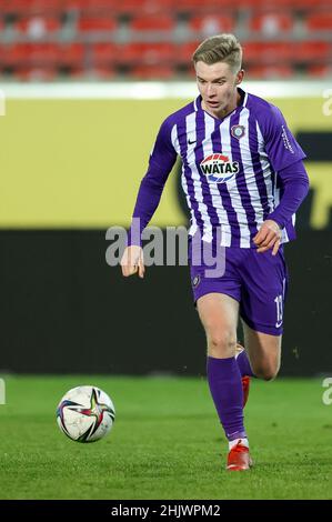 Halle, Deutschland. 05th Januar 2022. Fußball: Testspiele, Hallescher FC - FC Erzgebirge Aue im Leuna-Chemie-Stadion. Aues Spieler Erik Majetschak am Ball. Quelle: Jan Woitas/dpa-Zentralbild/dpa/Alamy Live News Stockfoto