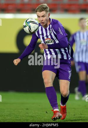 Halle, Deutschland. 05th Januar 2022. Fußball: Testspiele, Hallescher FC - FC Erzgebirge Aue im Leuna-Chemie-Stadion. Aues Spieler Erik Majetschak am Ball. Quelle: Jan Woitas/dpa-Zentralbild/dpa/Alamy Live News Stockfoto