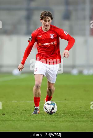 Halle, Deutschland. 05th Januar 2022. Fußball: Testspiele, Hallescher FC - FC Erzgebirge Aue im Leuna-Chemie-Stadion. Halles-Spieler Elias Löder am Ball. Quelle: Jan Woitas/dpa-Zentralbild/dpa/Alamy Live News Stockfoto