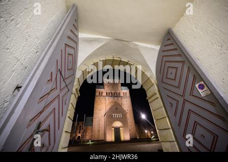 Hildesheim, Deutschland. 01st. Februar 2022. Der Hildesheimer Dom wird am frühen Morgen beleuchtet. Quelle: Julian Stratenschulte/dpa/Alamy Live News Stockfoto