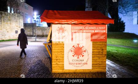 Hildesheim, Deutschland. 01st. Februar 2022. Am frühen Morgen geht eine Frau an einer Corona-Teststation vorbei. Quelle: Julian Stratenschulte/dpa/Alamy Live News Stockfoto