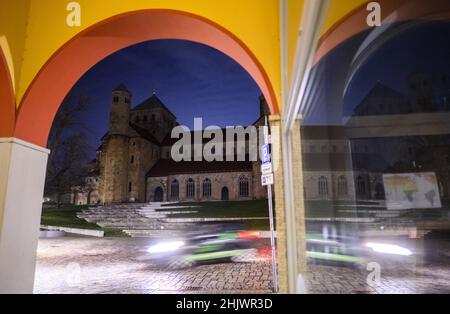 Hildesheim, Deutschland. 01st. Februar 2022. Am frühen Morgen fährt ein Auto an der Kirche St. Michaelis in Hildesheim vorbei. Quelle: Julian Stratenschulte/dpa/Alamy Live News Stockfoto