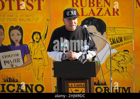 Dennis Flores spricht auf einer Pressekonferenz des Chicano Moratoriums im Belvedere Park am Montag, den 31. Januar 2022, um den 51. Jahrestag der Erschießung von Demonstranten auf dem Whittier Blvd zu würdigen. Und Arizona Ave. Am 31. Januar 1971. Stockfoto