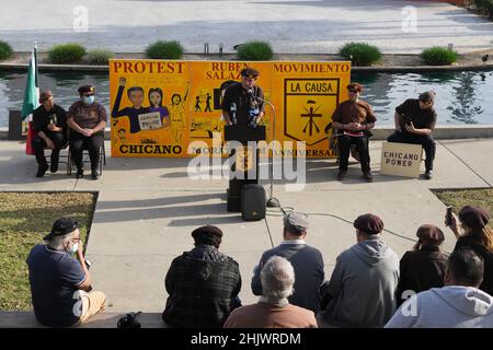 David Sanchez, Gründer der Brown Berets, spricht auf einer Pressekonferenz des Chicano Moratoriums im Belvedere Park am Montag, 31. Januar 2022, um den 51. Jahrestag der Erschießung von Demonstranten auf dem Whittier Blvd zu würdigen. Und Arizona Ave. Am 31. Januar 1971. Stockfoto