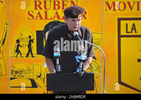 David Sanchez, Gründer der Brown Berets, spricht auf einer Pressekonferenz des Chicano Moratoriums im Belvedere Park am Montag, 31. Januar 2022, um den 51. Jahrestag der Erschießung von Demonstranten auf dem Whittier Blvd zu würdigen. Und Arizona Ave. Am 31. Januar 1971. Stockfoto