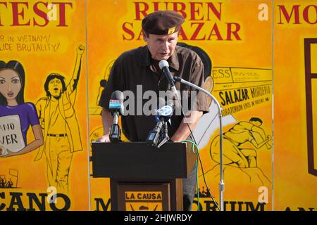 David Sanchez, Gründer der Brown Berets, spricht auf einer Pressekonferenz des Chicano Moratoriums im Belvedere Park am Montag, 31. Januar 2022, um den 51. Jahrestag der Erschießung von Demonstranten auf dem Whittier Blvd zu würdigen. Und Arizona Ave. Am 31. Januar 1971. Stockfoto