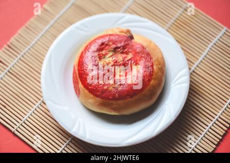 Bohnenkuchen mit gesalzenem Ei, Mondkuchen, chinesischem Süßgebäck, Thai und chinesen achten Gott auf dem chinesischen Neujahrs-Festival Stockfoto