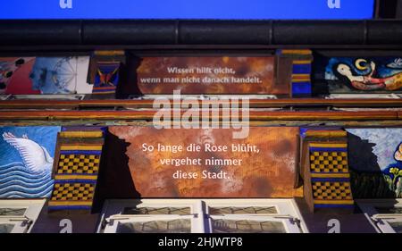 Hildesheim, Deutschland. 01st. Februar 2022. Die Inschrift 'so lange die Rose blüht, vergehet nimmer diese Stadt' befindet sich auf dem Knochenhaueramtshaus auf dem Marktplatz. Quelle: Julian Stratenschulte/dpa/Alamy Live News Stockfoto