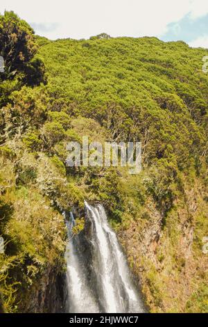 Panoramablick auf den Karuru Wasserfall im Aberdare National Park, Kenia Stockfoto