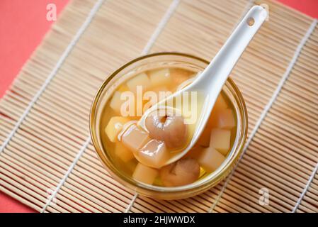 Chinesische Desserts, Mix Ginkgo Nüsse Maniok Sirup Kokosgelee in longan Saft auf Glasschüssel, Thai und chinesische longan date Suppe asiatische Dessert Süßigkeiten Stockfoto