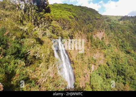 Panoramablick auf den Karuru Wasserfall im Aberdare National Park, Kenia Stockfoto