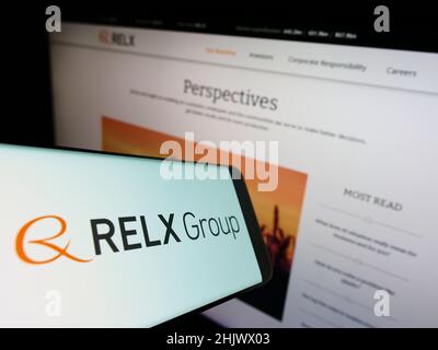 Mobiltelefon mit Logo des britischen Analyseunternehmens RELX Group plc auf dem Bildschirm vor der Unternehmenswebsite. Konzentrieren Sie sich auf die Mitte rechts des Telefondisplays. Stockfoto