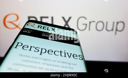 Mobiltelefon mit Webseite des britischen Analyseunternehmens RELX Group plc auf dem Bildschirm vor dem Unternehmenslogo. Konzentrieren Sie sich auf die obere linke Seite des Telefondisplays. Stockfoto