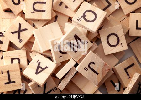 Pädagogisches Spiel, Brainteaser und Brettspiel Konzept Thema mit verschiedenen Holzfliesen mit Buchstaben und Zahlen verwendet, um Wörter in Wortspielen zu buchstabieren Stockfoto