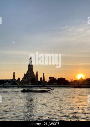 Bangkok, Thailand. 30th Januar 2022. Wat Arun, der Tempel der Morgenröte, gesehen in der Dämmerung von der anderen Seite des Chao Phraya Flusses. Die meisten Touristenattraktionen sind noch menschenleer, aber Touristen, die den vollen Grundschutz mit dem meist notwendigen zweiten Schuss haben, können ab sofort wieder quarantfrei nach Thailand einreisen. (To dpa 'Einreisebestimmungen nach Thailand lockert sich wieder - Strafen für Straftaten') Quelle: Carola Frentzen/dpa/Alamy Live News Stockfoto