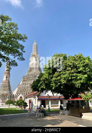 Bangkok, Thailand. 30th Januar 2022. Wat Arun, der Tempel der Morgenröte, eine der wichtigsten Sehenswürdigkeiten von Bangkok. Die meisten Touristenattraktionen sind noch menschenleer, aber Touristen, die den vollen Grundschutz mit dem meist notwendigen zweiten Schuss haben, können ab sofort wieder quarantfrei in Thailand einreisen. (To dpa 'Einreisebestimmungen nach Thailand lockert sich wieder - Strafen für Straftaten') Quelle: Carola Frentzen/dpa/Alamy Live News Stockfoto