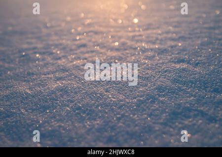 Schöner Abstrakt Glänzender Hintergrund. Glitzernder, Verschwommener Schnee Vor Dem Hintergrund. Foto mit Kopierbereich. Winterwetter. Stockfoto