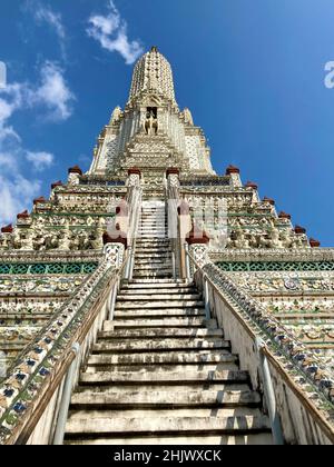 Bangkok, Thailand. 30th Januar 2022. Wat Arun, der Tempel der Morgenröte, eine der wichtigsten Sehenswürdigkeiten von Bangkok. Die meisten Touristenattraktionen sind noch menschenleer, aber Touristen, die den vollen Grundschutz mit dem meist notwendigen zweiten Schuss haben, können ab sofort wieder quarantfrei in Thailand einreisen. (To dpa 'Einreisebestimmungen nach Thailand lockert sich wieder - Strafen für Straftaten') Quelle: Carola Frentzen/dpa/Alamy Live News Stockfoto