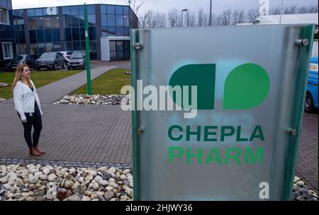 Greifswald, Deutschland. 27th Januar 2022. Das Firmengebäude von Cheplapharm. Der Greifswalder Arzneimittelhersteller will an die Öffentlichkeit gehen. Cheplapharm hat keine eigene Forschung und Entwicklung, sondern kauft etablierte Medikamente von großen Pharmaunternehmen, die es dann im Auftrag herstellt und verkauft. Quelle: Jens Büttner/dpa-Zentralbild/dpa/Alamy Live News Stockfoto