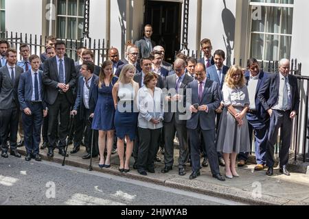 Downing Street Staff und Berater von Premierministerin Theresa May stehen am letzten Tag des Premierministers, Westminster, Lononk, draußen Stockfoto