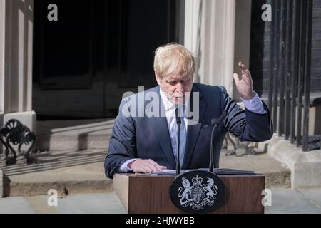 Neuer Premierminister Boris Johnson macht seine erste Rede als PM außerhalb Nr. 10 Downing Street, Westminster, London, UK Stockfoto