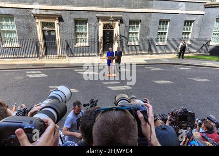 Pressefotografen richten ihre Kameras auf die britische Premierministerin Theresa May, die ihre Ablassrede in der Downing Street 10, Westminster, London, Großbritannien hält Stockfoto