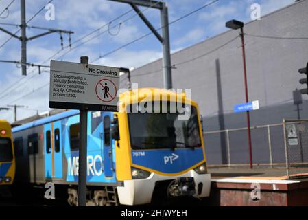 Kein Kreuzungsschild, installiert von U-Bahn-Zügen, am Bahnhof North Brighton, mit zwei Zügen und einer Plattform im Hintergrund Stockfoto