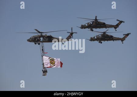 ESKISEHIR, TÜRKEI - 12. SEPTEMBER 2021: Hubschrauber der türkischen Polizei werden in der Sivrihisar SHG Airshow ausgestellt Stockfoto