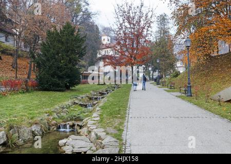 Historisches Stadtzentrum von Szczawnica, Kurort in Nowy Targ Gespanschaft in der Woiwodschaft Kleinpolen. Alter Park mit Laternen in Szczawnica, Polen. Stockfoto