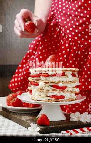 Frau Dekoration Erdbeerschicht Kuchen mit frischen Früchten. Party-Dessert Stockfoto