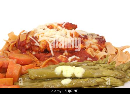 Spargel und Karotten mit gebackenem Huhn und Marinara-Sauce auf weißem Hintergrund Stockfoto