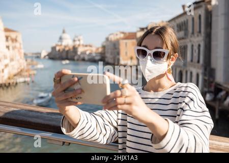 Frau, die während einer Pandemie in Venedig unterwegs war Stockfoto