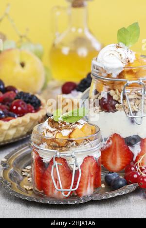 Fruchtdessert in Glasbehälter legen. Party-Dessert Stockfoto
