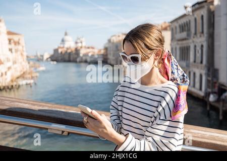 Frau, die während einer Pandemie in Venedig unterwegs war Stockfoto