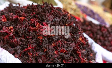 Karkade oder Hibiscus Blumen Tee Hintergrund Stockfoto