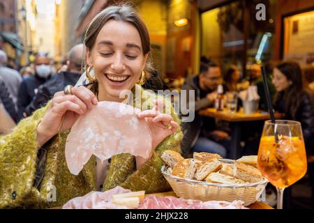 Frau, die an der Außenbar in Italien Fleischplatte aß Stockfoto