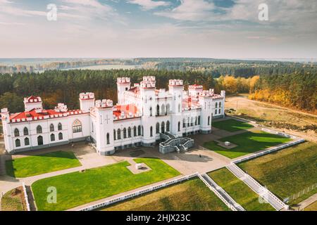 Kosava, Weißrussland. Luftaufnahme aus der Vogelperspektive auf das berühmte historische Wahrzeichen der Burg Kosava. Schloss Puslowski. Wahrzeichen Und Kulturerbe.Kosava Stockfoto